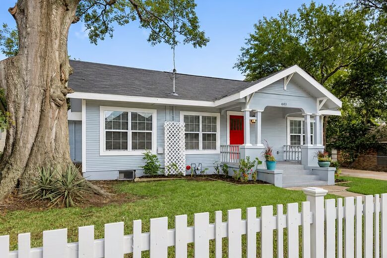 Colorful Historic Home Near Downtown Brenham - Brenham, Texas
