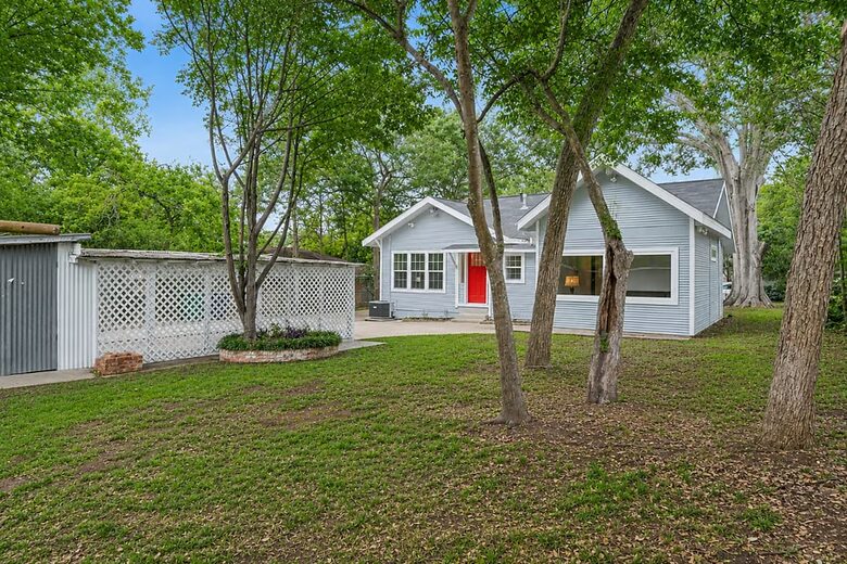 Colorful Historic Home Near Downtown Brenham - Brenham, Texas