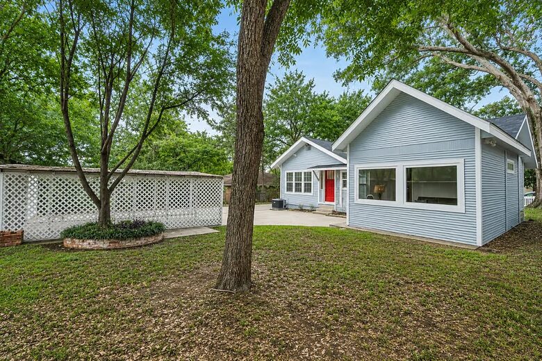 Colorful Historic Home Near Downtown Brenham - Brenham, Texas
