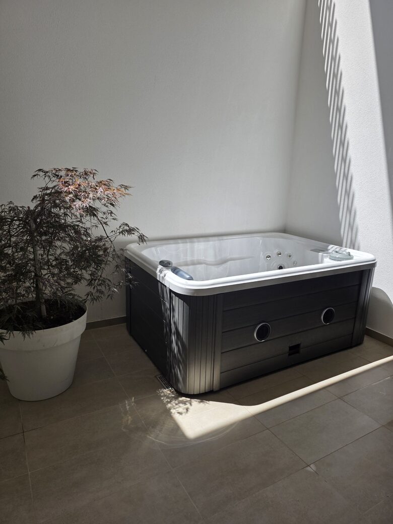 Coastal Comfort with Private Pool - Santo Spirito, Bari, Italy