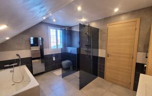 Refined Residence at the Gateway to Geneva - Saint-Genis-Pouilly, France