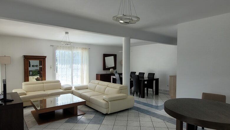 Refined Residence at the Gateway to Geneva - Saint-Genis-Pouilly, France