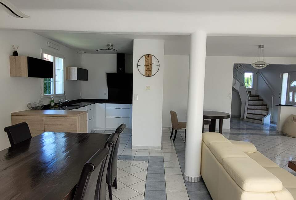 Refined Residence at the Gateway to Geneva - Saint-Genis-Pouilly, France