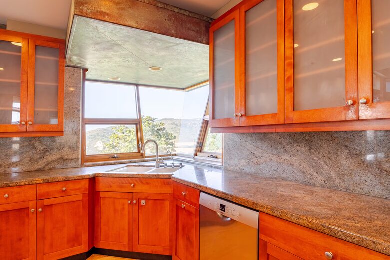 Award-Winning Contemporary Home in the Hills of Laguna Beach - Laguna Beach, California