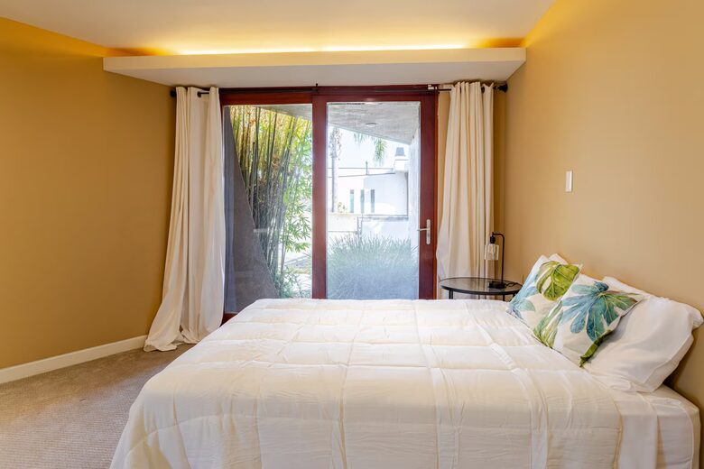 Award-Winning Contemporary Home in the Hills of Laguna Beach - Laguna Beach, California