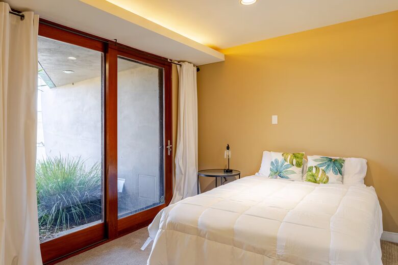 Award-Winning Contemporary Home in the Hills of Laguna Beach - Laguna Beach, California