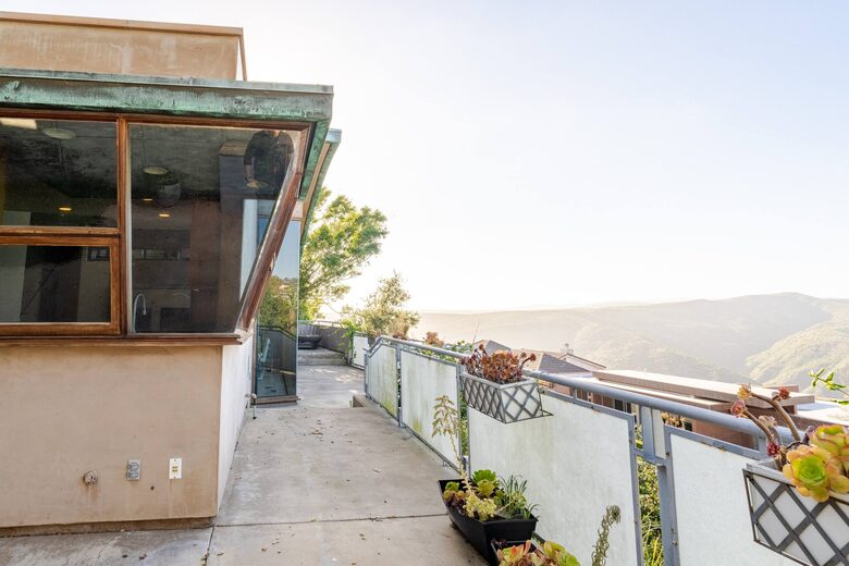 Award-Winning Contemporary Home in the Hills of Laguna Beach - Laguna Beach, California