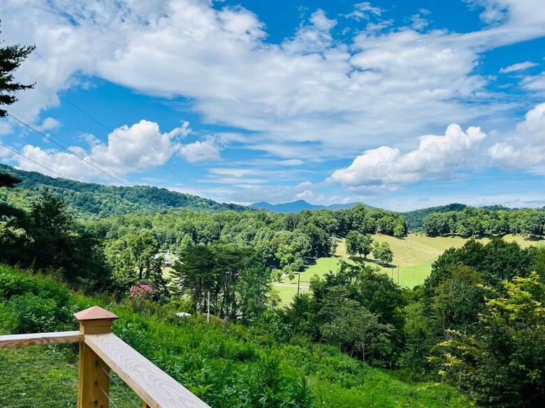 Peaceful Mountain Home Between Waynesville & Asheville - Clyde, North Carolina
