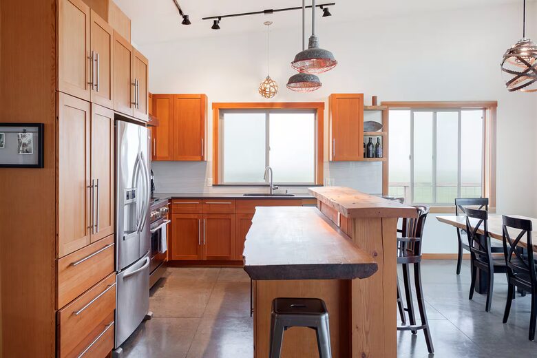 Pacific Northwest Escape Overlooking Skagit Bay - Bow, Washington