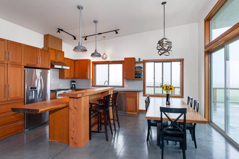 Pacific Northwest Escape Overlooking Skagit Bay - Bow, Washington