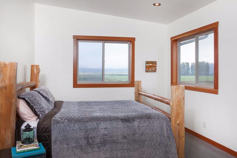 Pacific Northwest Escape Overlooking Skagit Bay - Bow, Washington