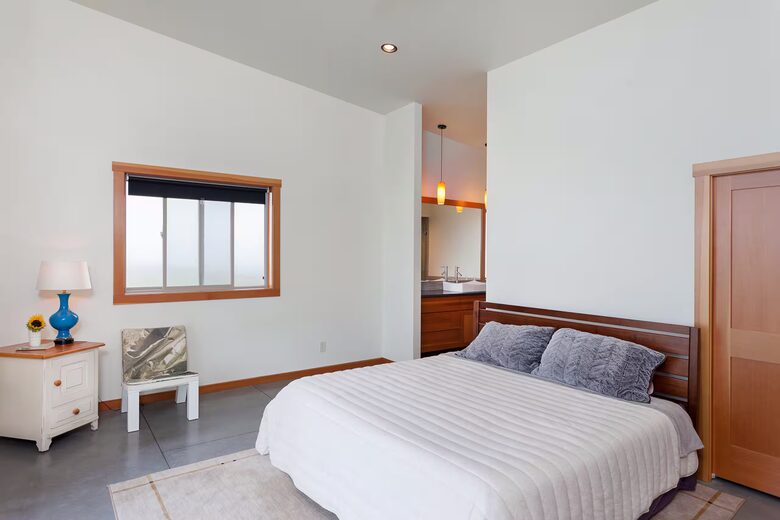 Pacific Northwest Escape Overlooking Skagit Bay - Bow, Washington