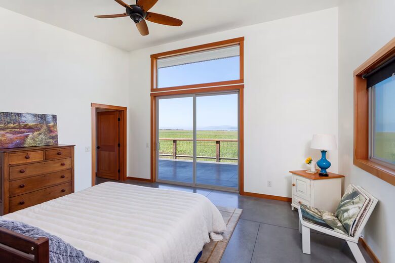 Pacific Northwest Escape Overlooking Skagit Bay - Bow, Washington