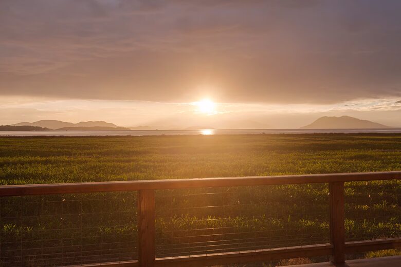 Pacific Northwest Escape Overlooking Skagit Bay - Bow, Washington