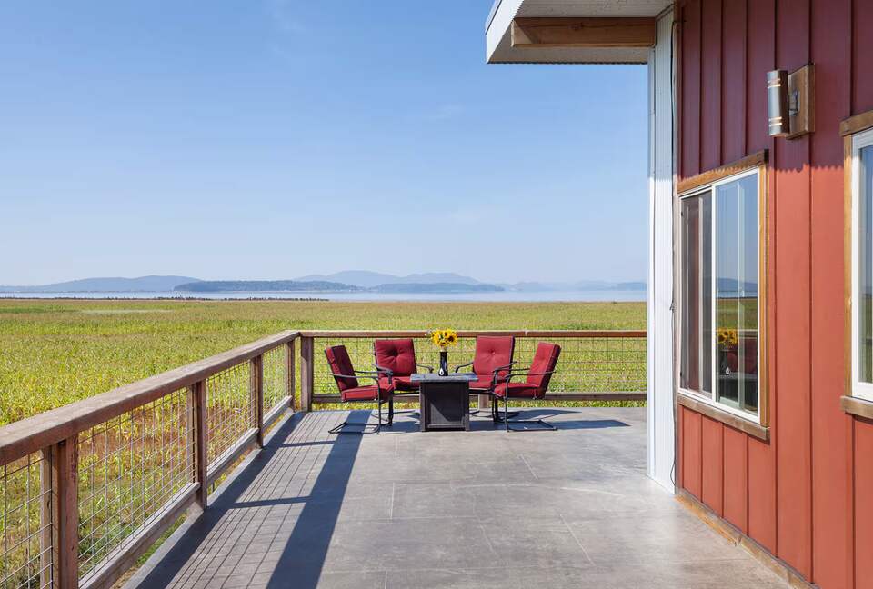 Pacific Northwest Escape Overlooking Skagit Bay - Bow, Washington