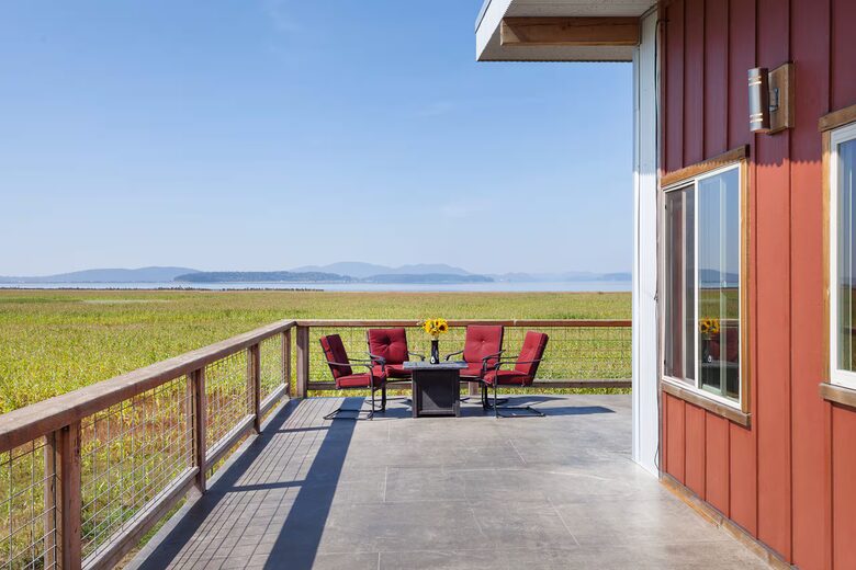 Pacific Northwest Escape Overlooking Skagit Bay - Bow, Washington