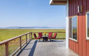 Pacific Northwest Escape Overlooking Skagit Bay - Bow, Washington