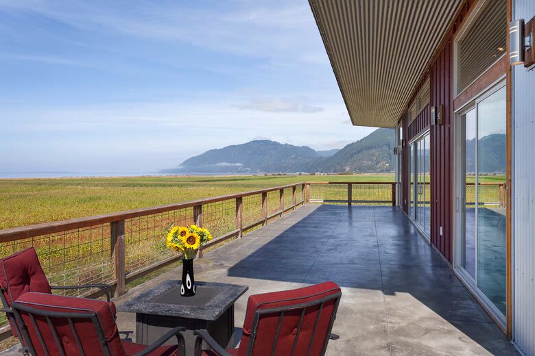 Pacific Northwest Escape Overlooking Skagit Bay - Bow, Washington