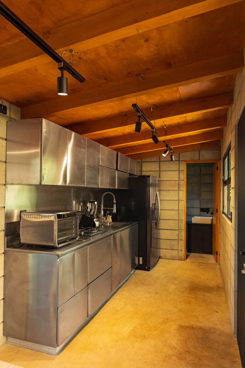 Modern Forest Retreat Among the Pines of Valle de Bravo - Valle de Bravo, Mexico