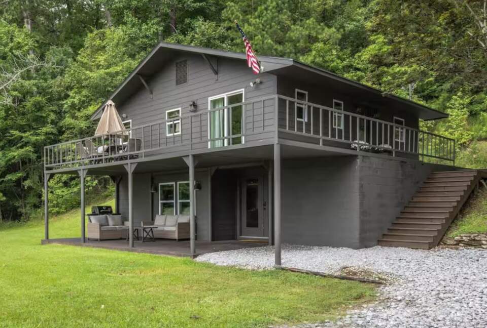 Lake Martin Cabin Retreat - Alexander City, Alabama