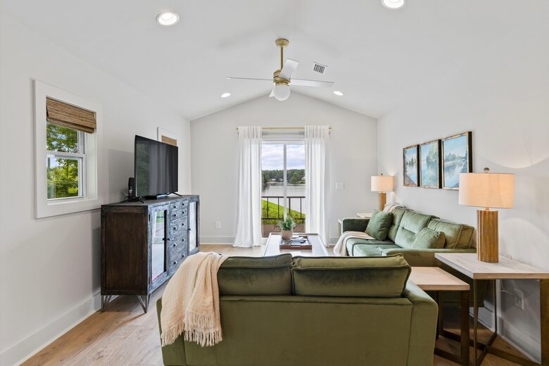 Lake Martin Cabin Retreat - Alexander City, Alabama