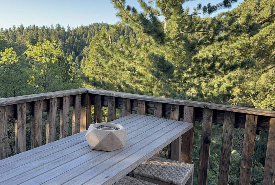 Twin Peaks Mountain Retreat with Scenic Deck and Fireplace - Twin Peaks, California