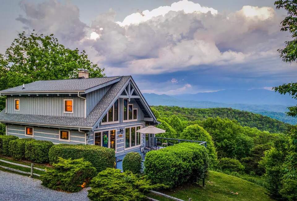 Smoky Mountain Cabin with Panoramic Views and Private Hot Tub - Tallassee, Tennessee
