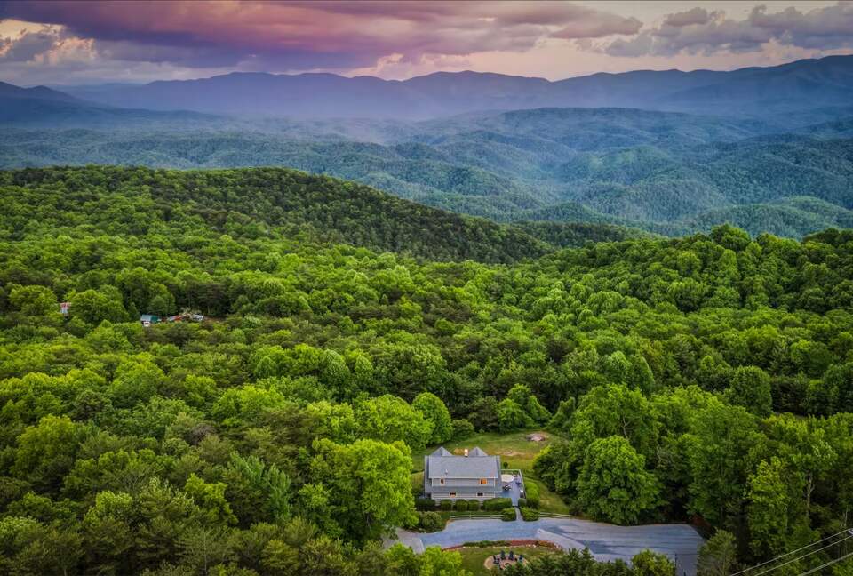 Smoky Mountain Cabin with Panoramic Views and Private Hot Tub - Tallassee, Tennessee