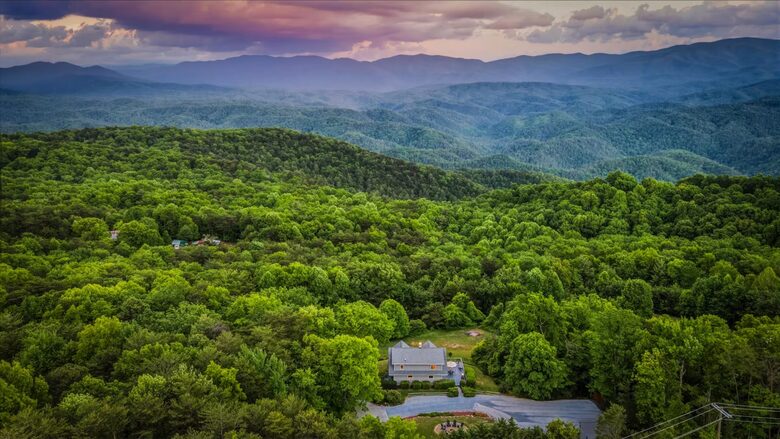 Smoky Mountain Cabin with Panoramic Views and Private Hot Tub - Tallassee, Tennessee