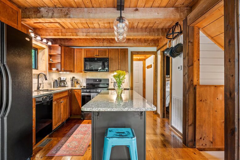 Smoky Mountain Cabin with Panoramic Views and Private Hot Tub - Tallassee, Tennessee
