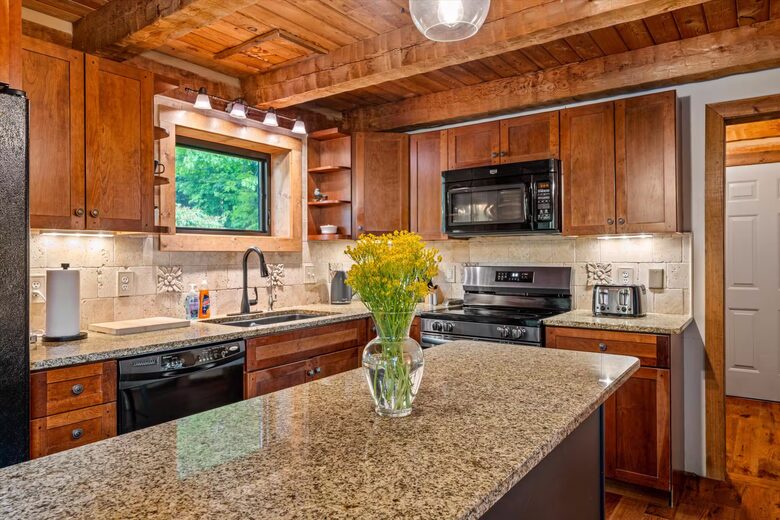 Smoky Mountain Cabin with Panoramic Views and Private Hot Tub - Tallassee, Tennessee