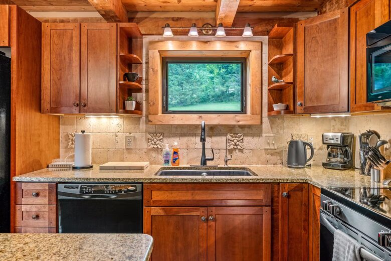 Smoky Mountain Cabin with Panoramic Views and Private Hot Tub - Tallassee, Tennessee