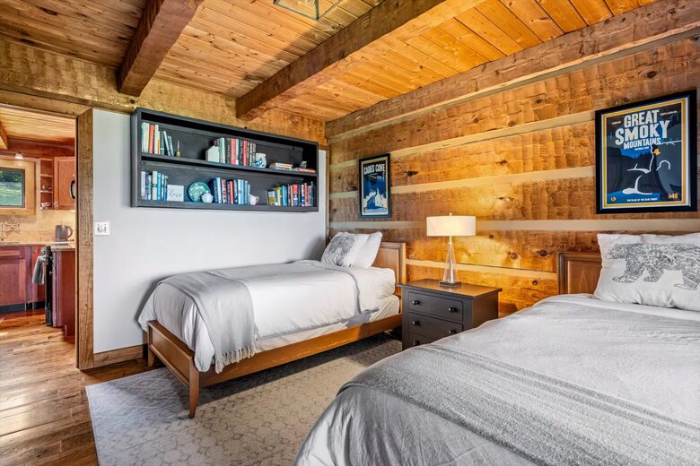 Smoky Mountain Cabin with Panoramic Views and Private Hot Tub - Tallassee, Tennessee