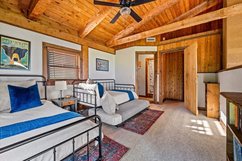 Smoky Mountain Cabin with Panoramic Views and Private Hot Tub - Tallassee, Tennessee