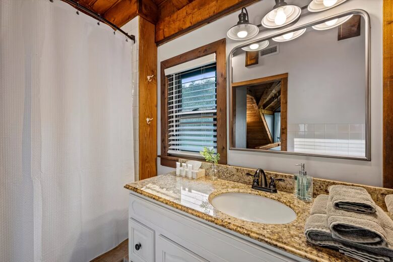 Smoky Mountain Cabin with Panoramic Views and Private Hot Tub - Tallassee, Tennessee