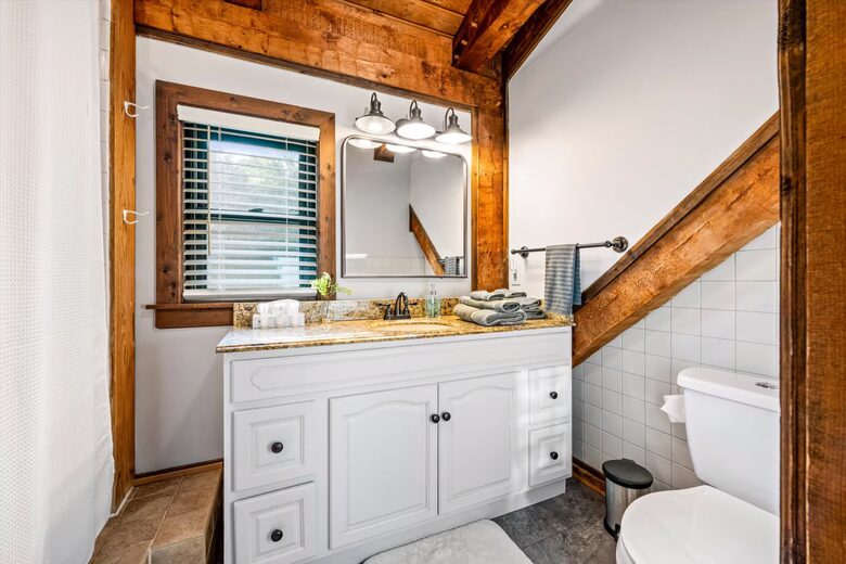 Smoky Mountain Cabin with Panoramic Views and Private Hot Tub - Tallassee, Tennessee