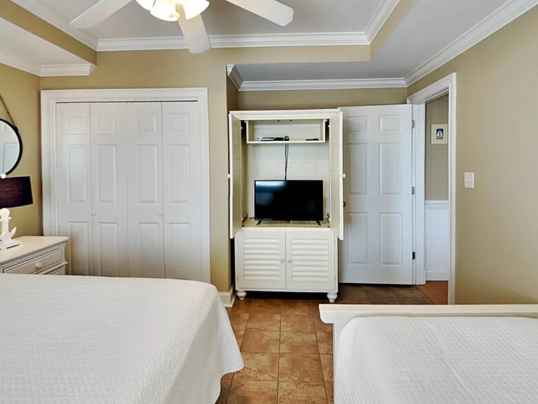 Tybee Island Retreat One Block from Beach and Pier - Tybee Island, Georgia