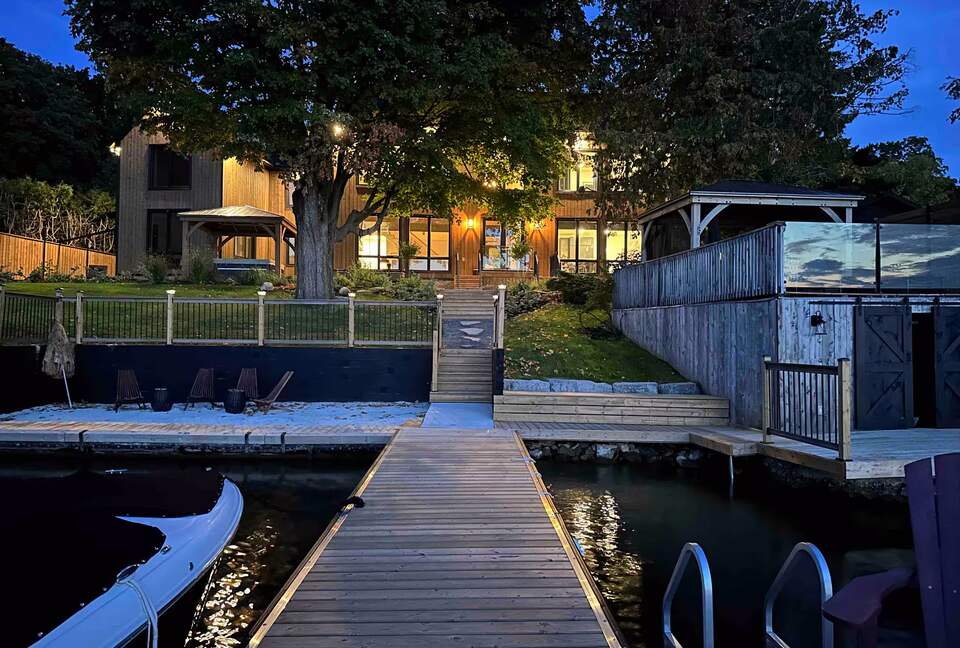 Private Chemong Lake Chalet with Dock & Sunset Views - Bridgenorth, Canada