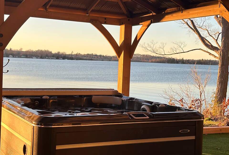 Private Chemong Lake Chalet with Dock & Sunset Views - Bridgenorth, Canada