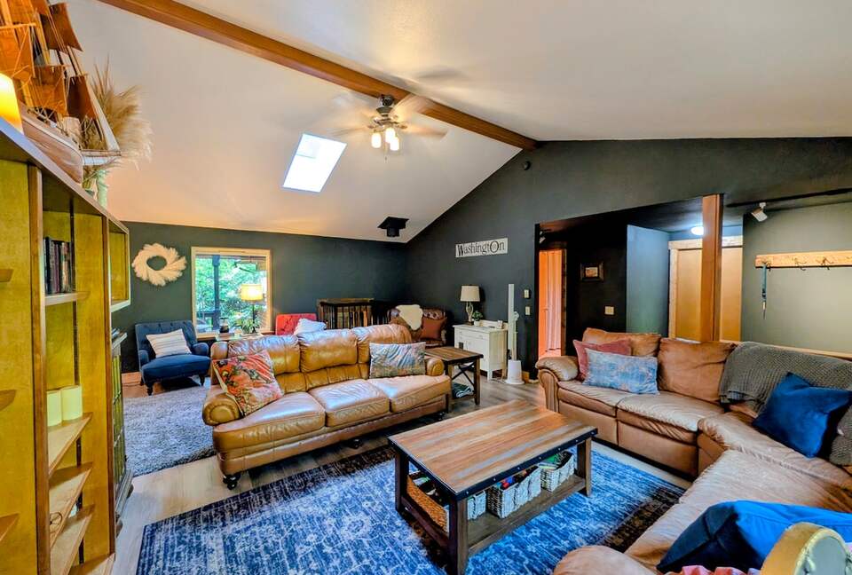 Harstine Island Retreat with Beach Access and Home Theater - Shelton, Washington
