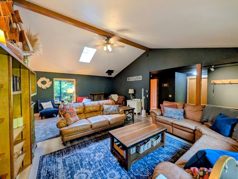 Harstine Island Retreat with Beach Access and Home Theater - Shelton, Washington