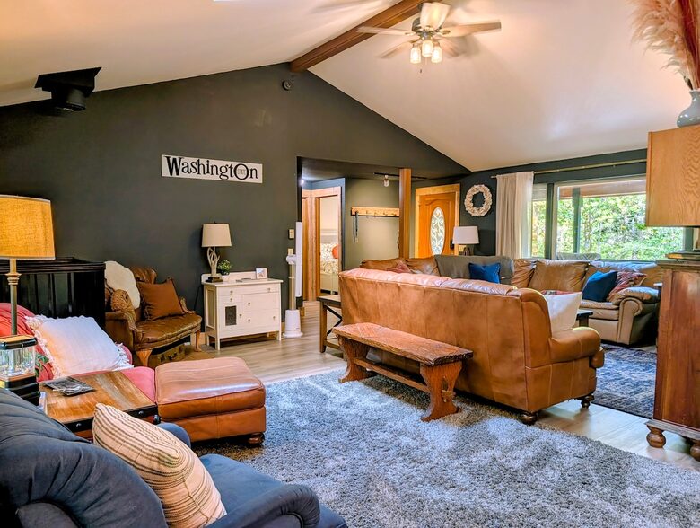 Harstine Island Retreat with Beach Access and Home Theater - Shelton, Washington