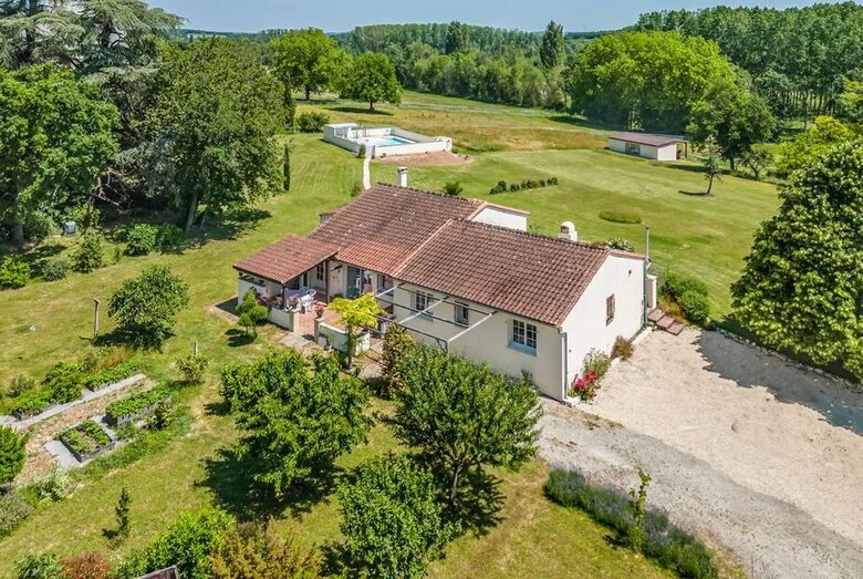 Riverside Country Escape - Fouqueure, France