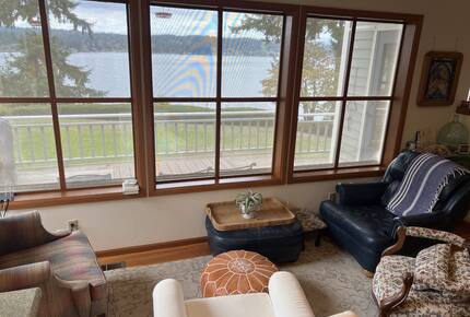 Cozy sitting area in kitchen- everyone loves this spot!