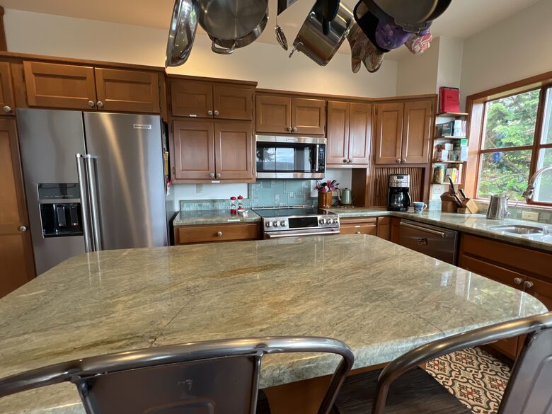 Kitchen island seats 2- fridge, stove/oven, dishwasher, sink