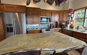Kitchen island seats 2- fridge, stove/oven, dishwasher, sink