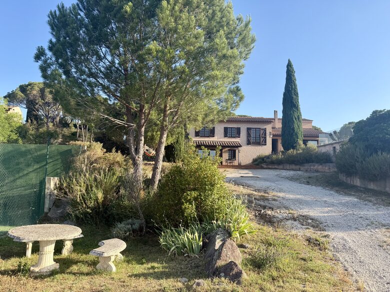 Provençal Vineyard Villa with Private Pool and Tennis Court - Vidauban, France