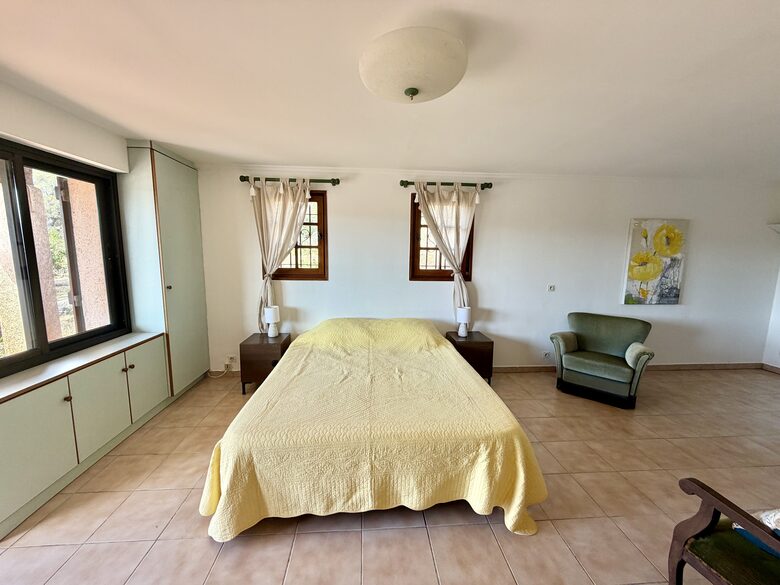 Provençal Vineyard Villa with Private Pool and Tennis Court - Vidauban, France