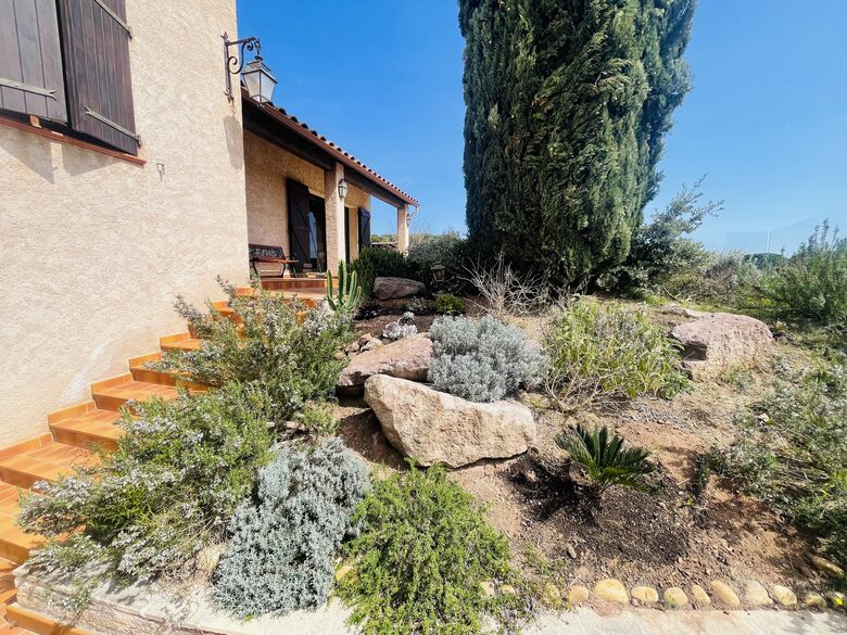 Provençal Vineyard Villa with Private Pool and Tennis Court - Vidauban, France