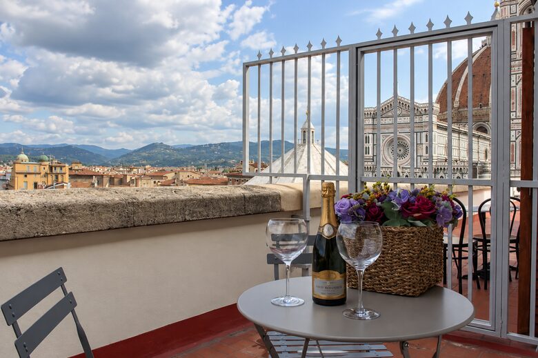 Chic Apartment Steps from the Duomo - Florence - Florence, Italy